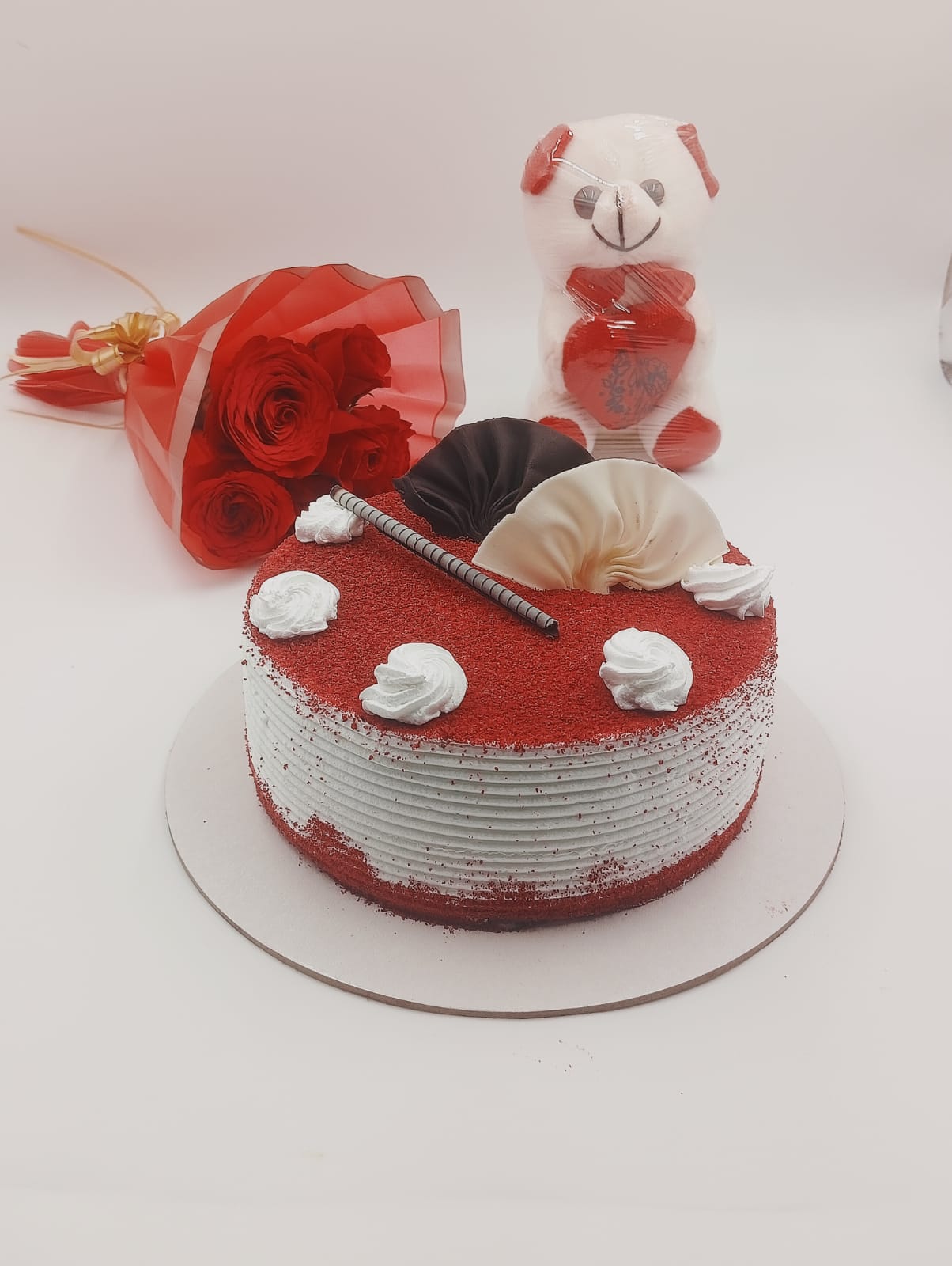 Redvelvet Cake With Flower And Teddy